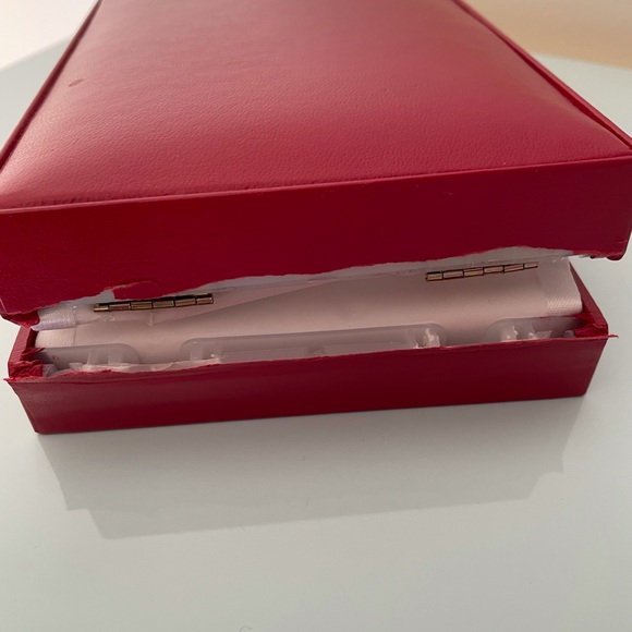 Baccarat butterfly necklace never worn damaged box - Picture 3 of 3